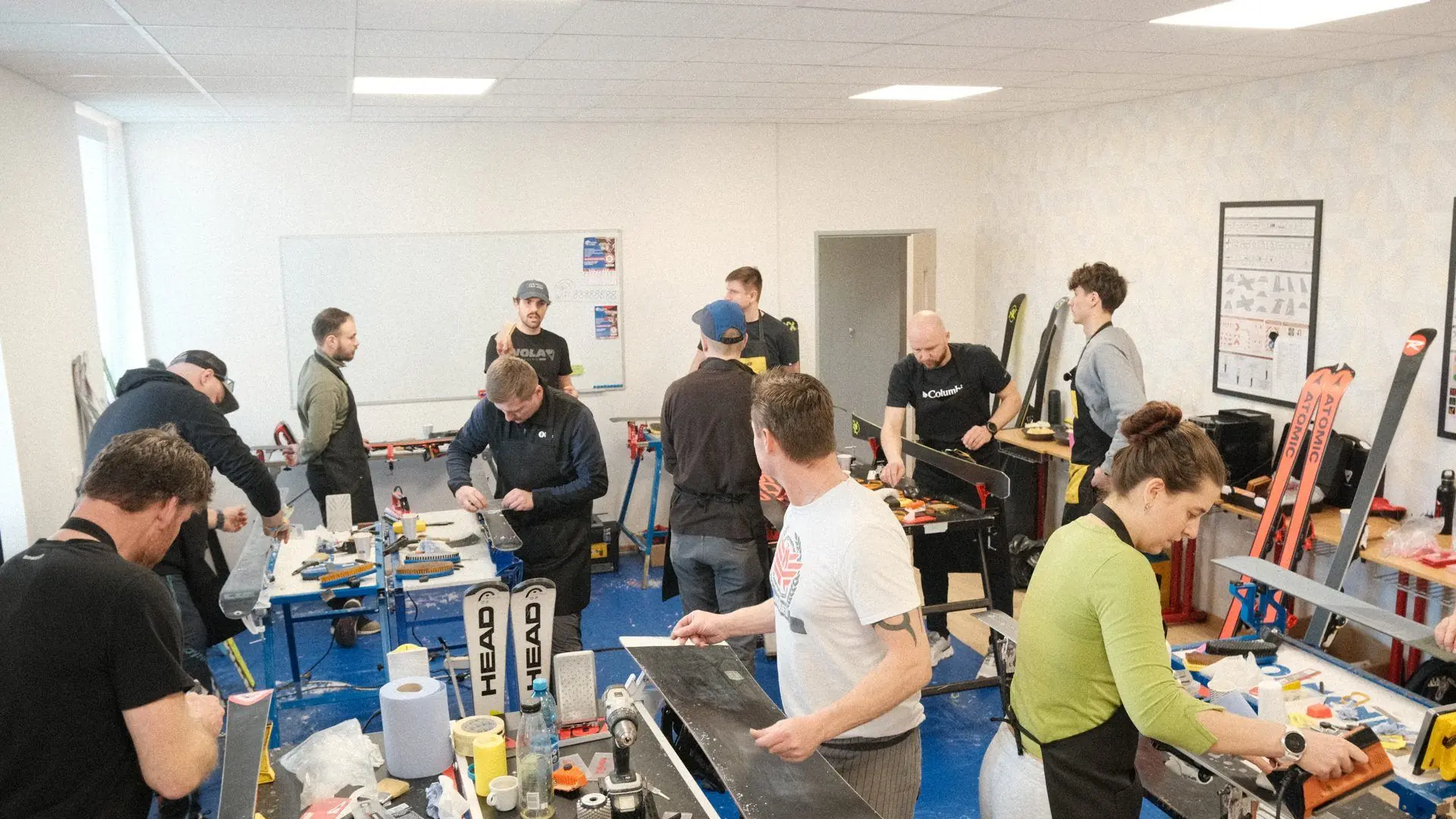 Účastníci servisného workshopu alpineski